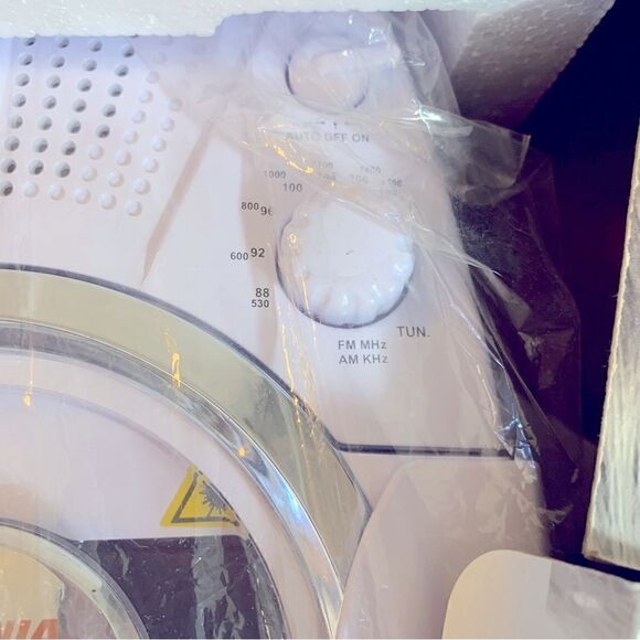 Sylviania CD Player AM FM Radio New in Slightly Damaged Box Excellent - Picture 5 of 8